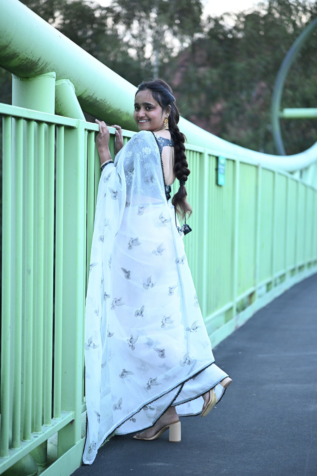 Elegant White Crush Organza Saree with Black Contrast Blouse & Bird Motifs🕊️
